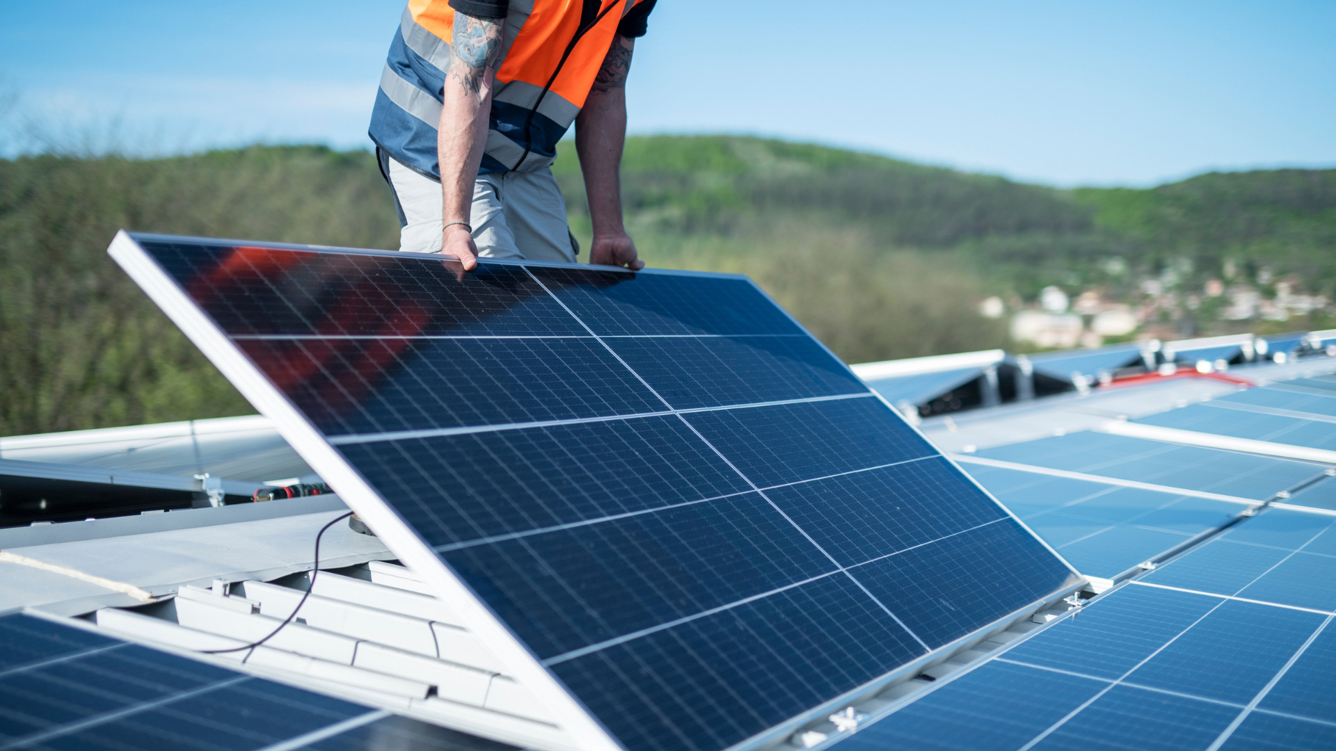 ouvrier installe panneau photovoltaïque