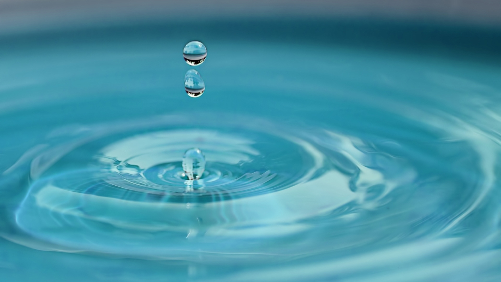 goutte d'eau qui tombe dans l'eau